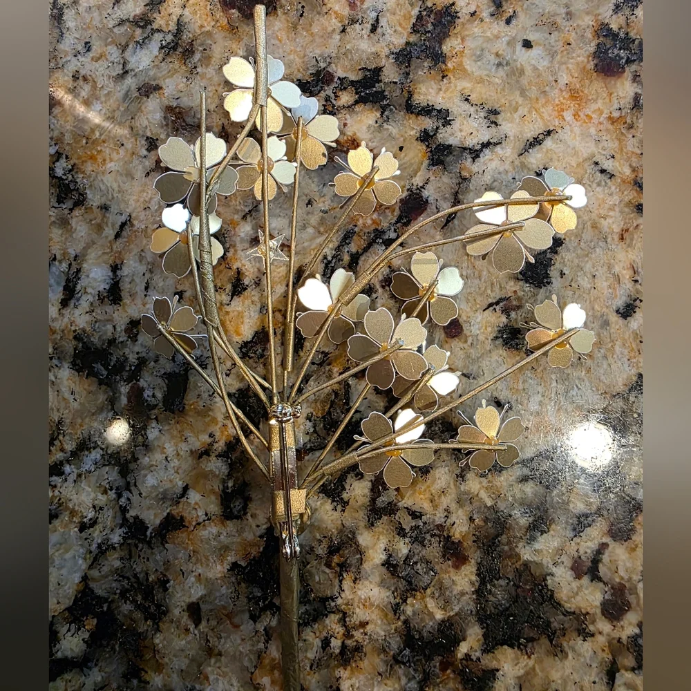 Dior 2023 Year Of Tiger Limitd Edition Gold Flower Brooch - Picture 5 of 6